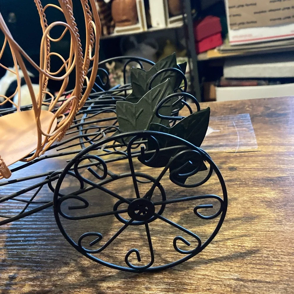 Cinderella pumpkin carriage made of orange and black wire - Picture 4 of 14